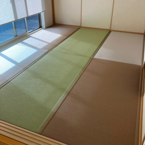 センターに銀白色、左右に小麦色と灰桜色の和紙畳を敷いた市松敷きの和室